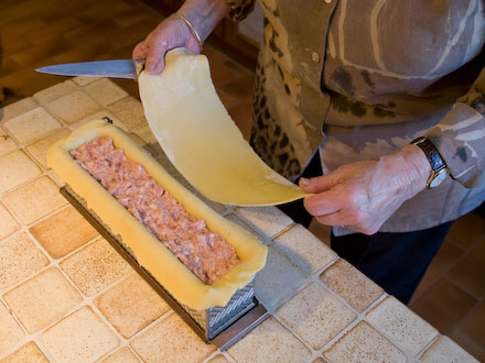 L'assemblage du pâté-croûte de Mamily